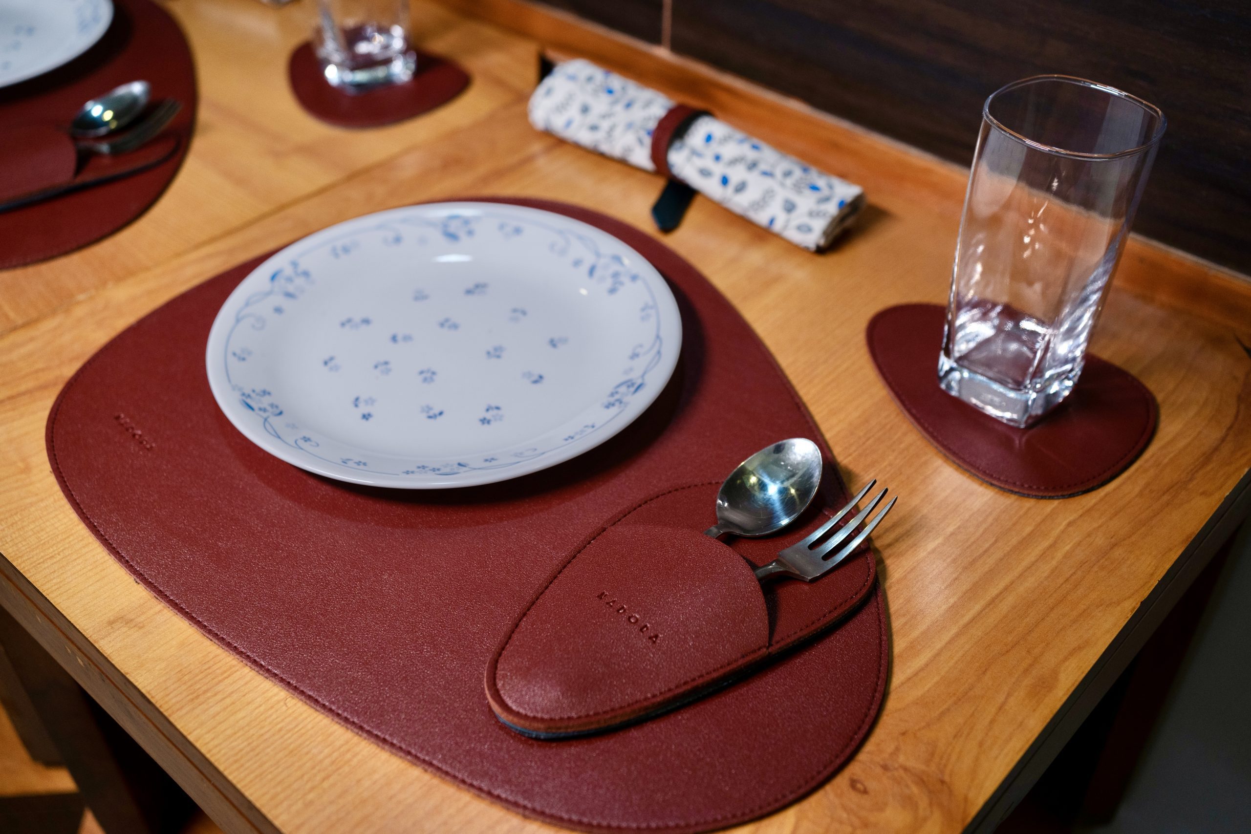 REVERSIBLE DINNER SET